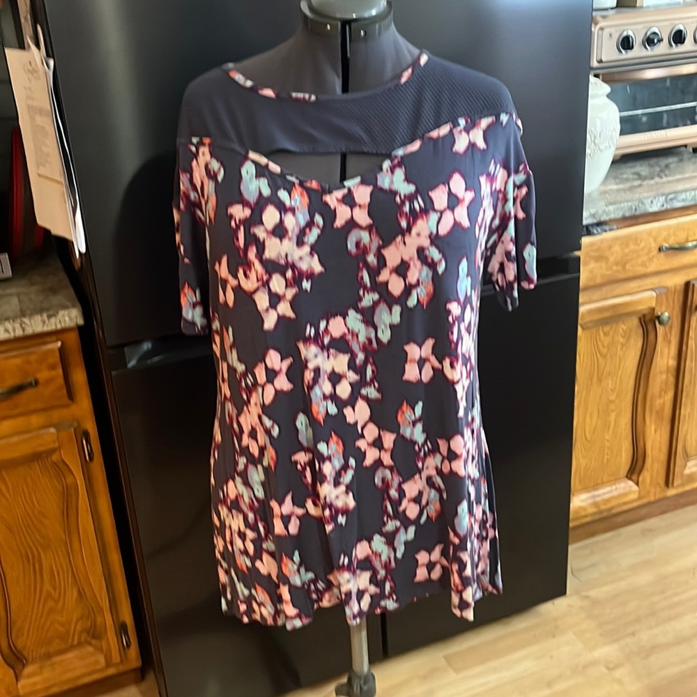 Lane Bryant LIVI top. Size 18/20. Like new condition.
